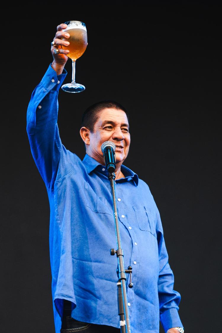 Zeca Pagodinho faz o seu brinde já tradicional no festival Rock the Mountain 2024