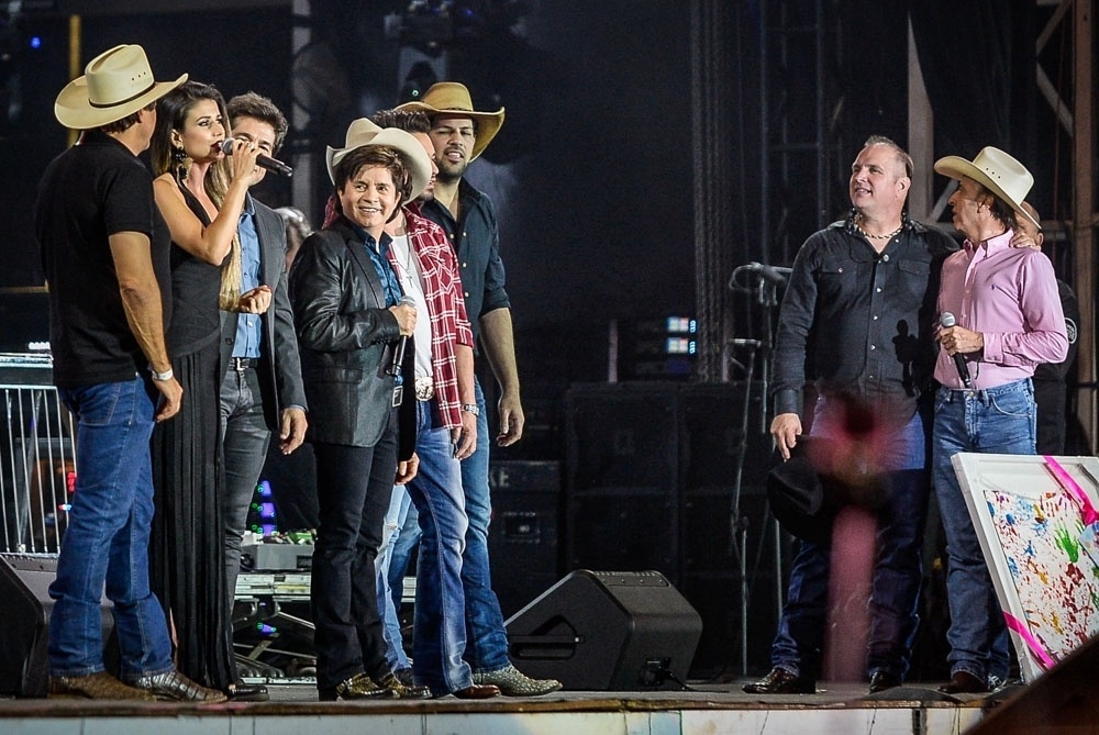 22.ago.2015 - Paula Fernandes, Daniel, Chitãozinho e Xororó, Fernando e Sorocaba participam de homenagem à Garth Brooks no palco da Festa do Peão de Barretos - AgNews