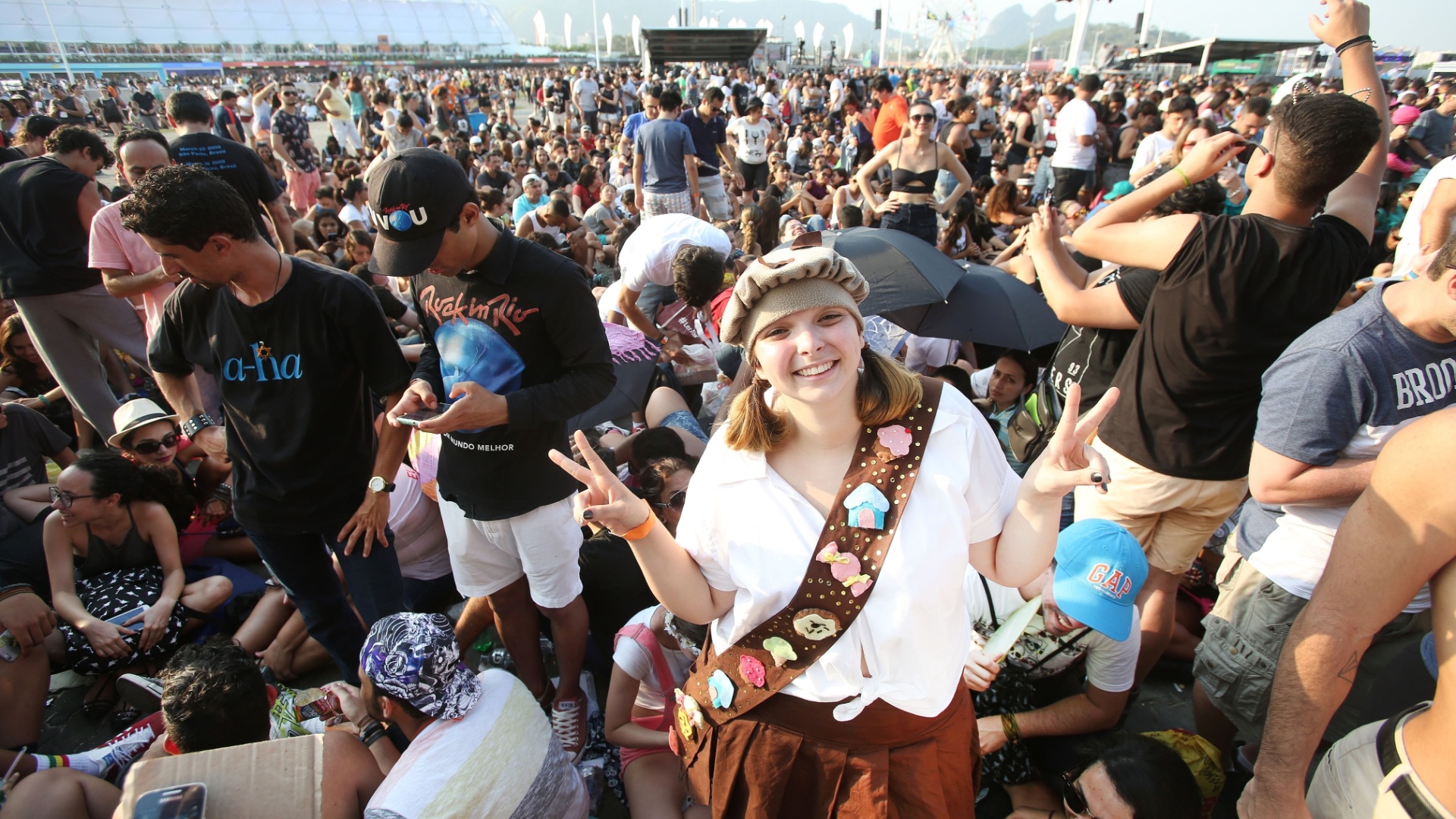 27.set.2015 - Fãs de Katy Perry já estão na grade do palco Mundo, à espera da cantora, que só se apresenta a 0h15. Alguns trouxeram até fraldas, para não perder o lugar. - Marco Antônio Teixeira/UOL