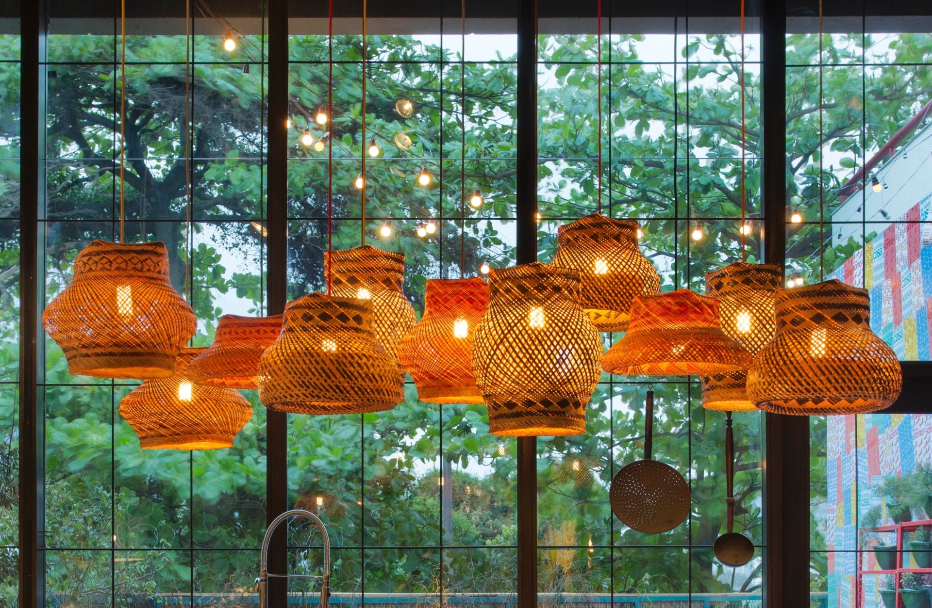 Que tal dar um novo uso para peças de cestaria, transformando-as em um bonito conjunto de pendentes para sua sala de jantar? Natasha Frota, Rafaela Lucena e Andrea Brito usaram cestos de fibra trançada para colocar a ideia em prática no Apê Americanas.com, na Morar Mais por Menos RJ | A mostra (www.morarmais.com.br) fica em cartaz até 2 de novembro de 2015 - MCA Estúdio/ Divulgação