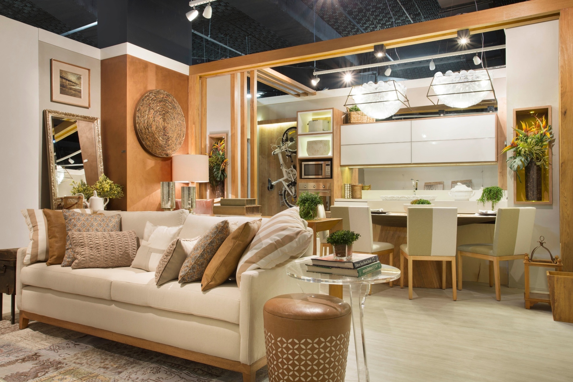 Cristina Japiassú precisou de apenas dois materiais para compor as luminárias da Sala da Família, na Morar Mais por Menos RJ: ferro oxidado, para dar forma à base da peça, e copinhos descartáveis. A transparência do plástico irradia luz para o ambiente de forma difusa. ATENÇÃO: quer copiar a ideia? Use somente lâmpadas LED que não esquentam ou deformam o plástico, minimizando o risco de incêndio | A mostra (www.morarmais.com.br) fica em cartaz até 2 de novembro de 2015 - MCA Estúdio/ Divulgação