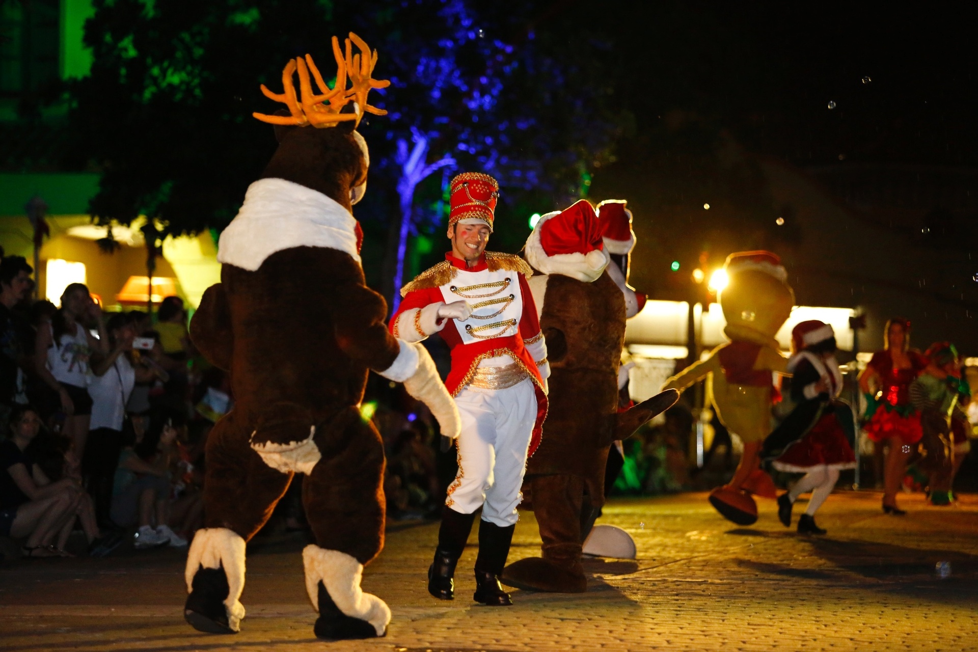 Até dia 30 de dezembro, o Hopi Hari recebe a 3ª edição do Natal do Pernalonga e Sua Turma, que terá o Papai Noel, duendes, renas, soldadinhos de chumbo, noeletes e os personagens Looney Tunes, como Pernalonga, Patolino, Piu-Piu, Frajola, Taz e Marvin. Ao cair da noite, a rua di Kaminda ganha uma iluminação especial na Vila de Natal e uma parada com todos os personagens. - Divulgação