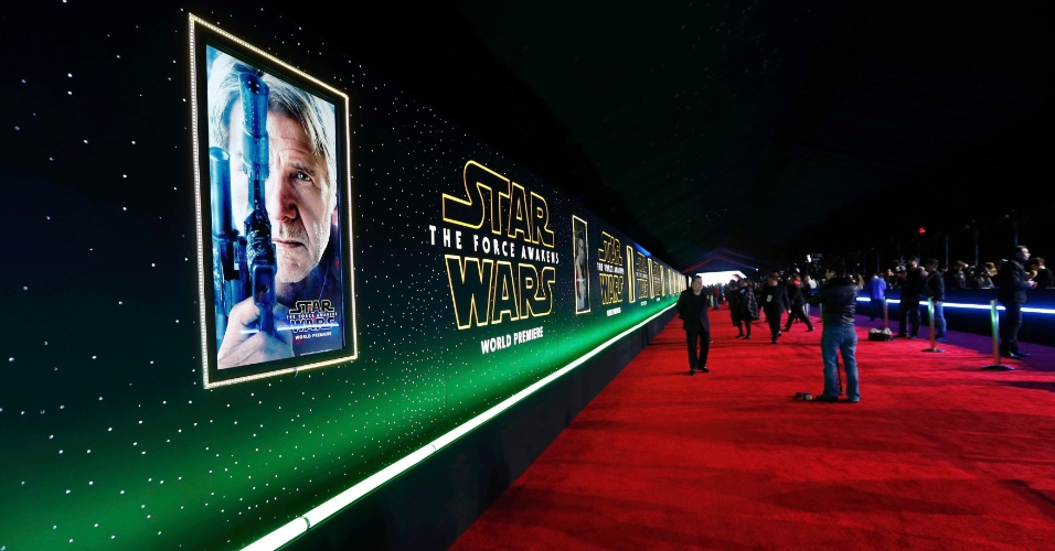 14.dez.2015 - Tapete vermelho para receber os astros antes da pré-estreia de "Star Wars: O Despertar da Força"