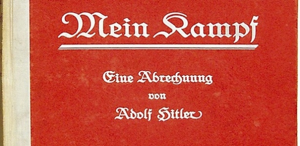 Capa da primeira edição de "Mein Kampf", assinada por Adolf Hitler - Reprodução/EPA/HO
