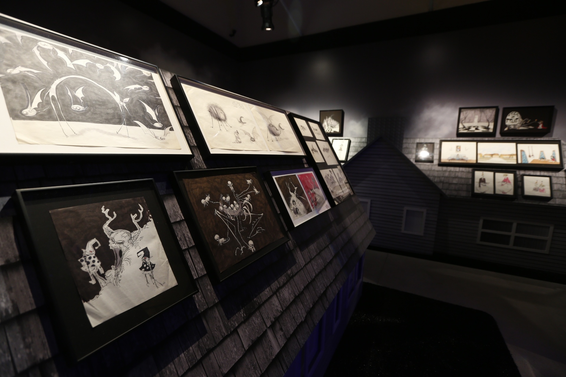 27.jan.2016 - A ala sobre projetos não realizados traz cenografia com telhados de casas, como se fosse a visão da casa de Tim Burton, que morava em um bairro atrás do letreiro de Hollywood - Fabio Braga/Folhapress