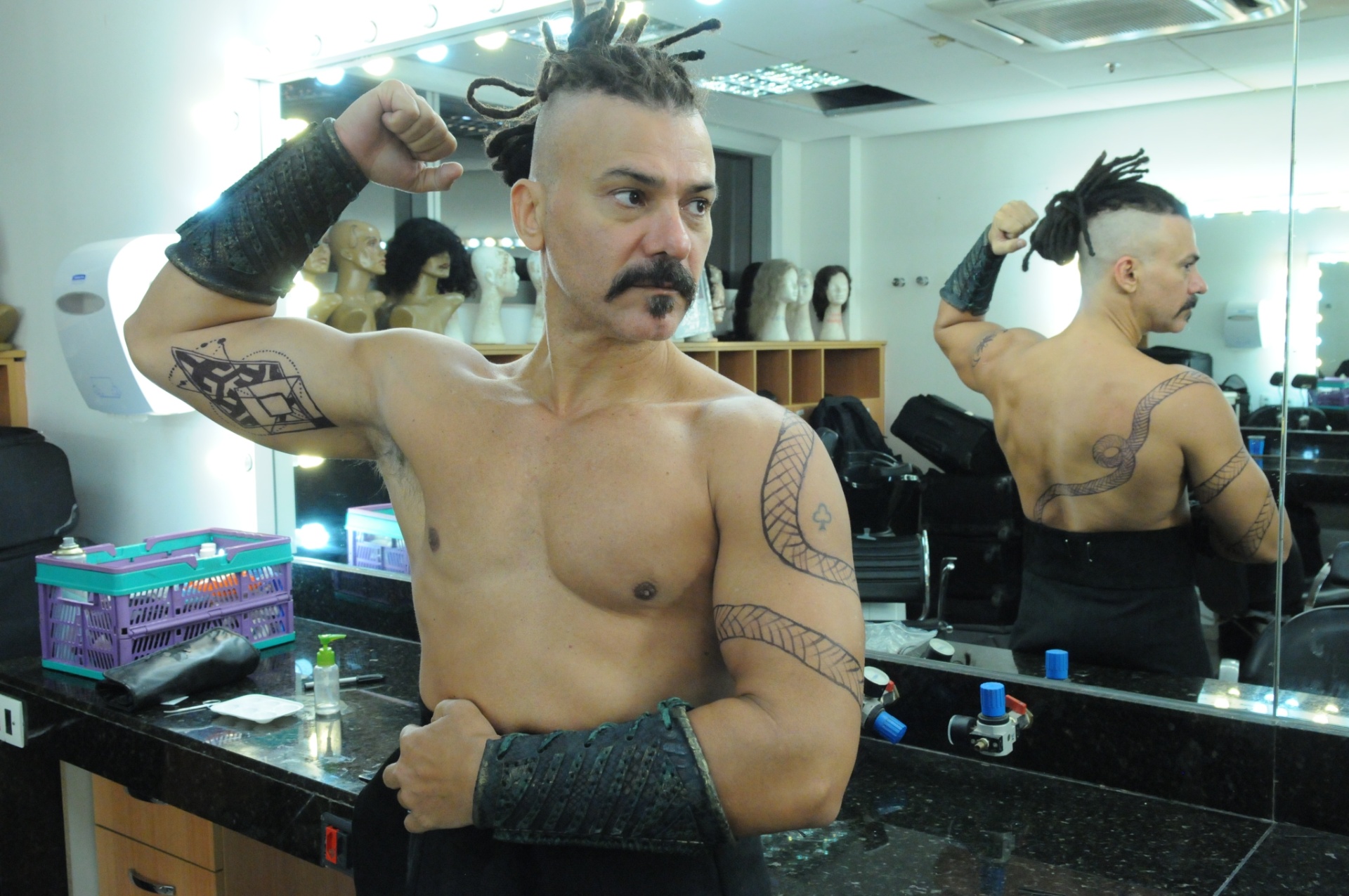 Leonardo Vieira ganha tatuagens falsas para viver o feiticeiro Balaão em "Os Dez Mandamentos - Nova Temporada" - Munir Chatack/Record