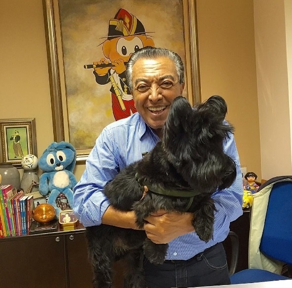 14.jun.2016 - Maurício de Sousa posa com um cachorro da raça Schnauzer, que inspirou a criação do personagem Bidu, cachorro do Franjinha da Turma da Mônica - Reprodução/Facebook
