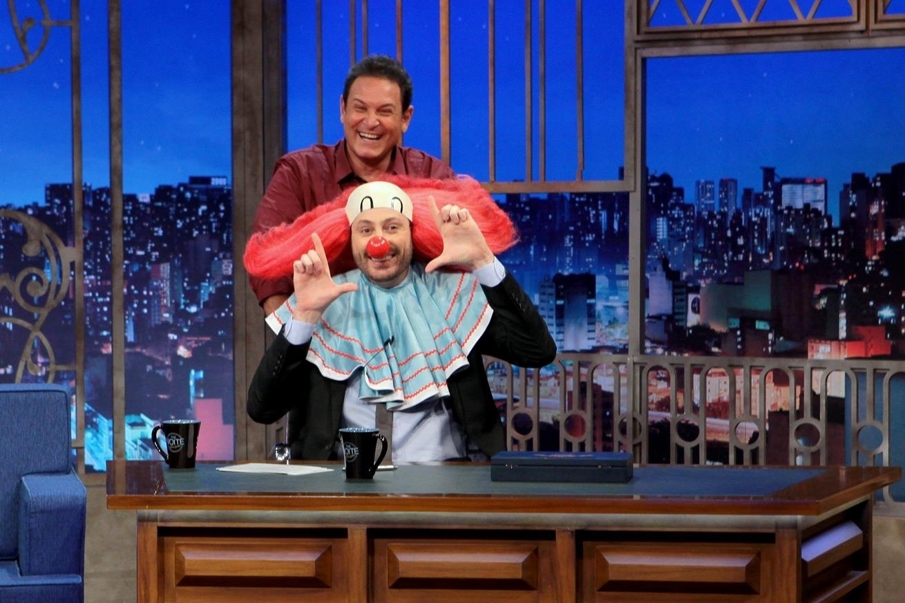 4.ago.2016 - Danilo Gentilli se tranforma em Bozo para entrevistar Luiz Ricardo, que foi um dos intérpretes do palhaço na década de 1980 - Lourival Ribeiro/Divugação/SBT