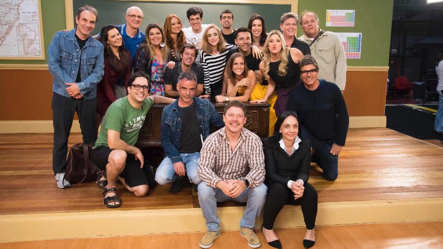 Parte do elenco da segunda temporada de "Escolinha de Professor Raimundo" com a diretora Cininha de Paula  - Divulgação/TVGlobo/Cesar Alves