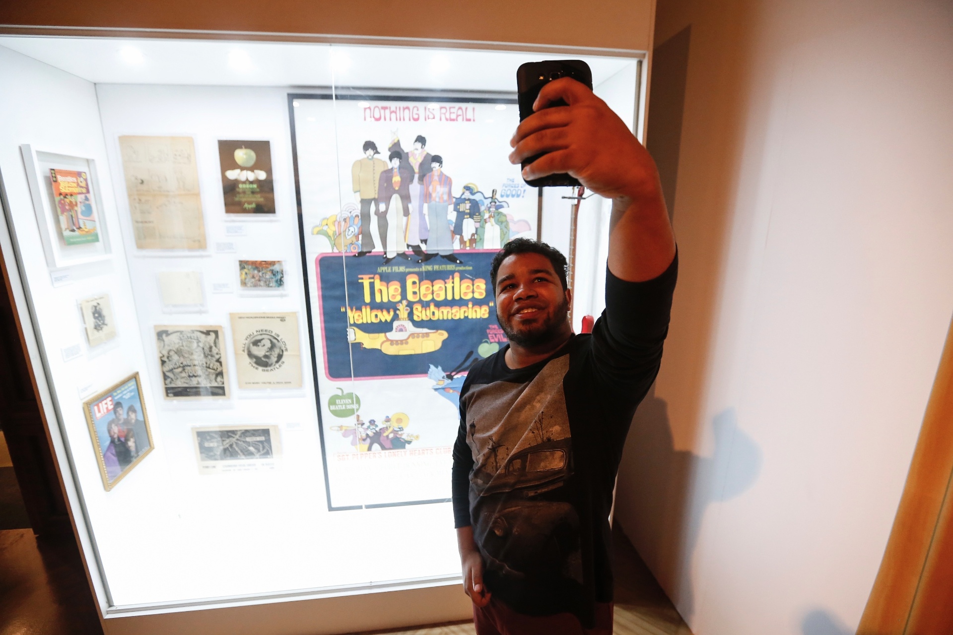6.set.2016 - Fã de Beatles, André Luis Silva faz selfie durante visita na exposição "Beatleamania Experience" em cartaz em São Paulo - Lucas Lima/UOL