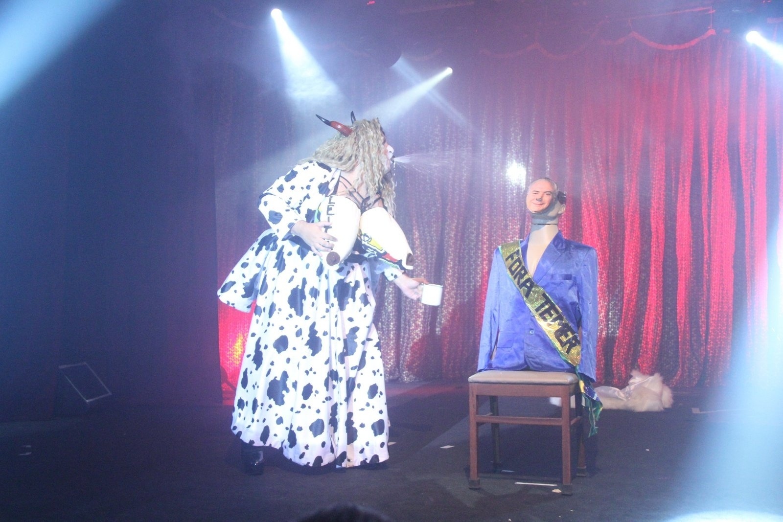 6.set.2016 - Caracterizado de drag queen, ator Luis Lobianco cospe em boneco representando presidente Michel Temer no espetáculo "Rival Rebolado", no teatro Rival, no Rio - Thyago Andrade/Brazil News