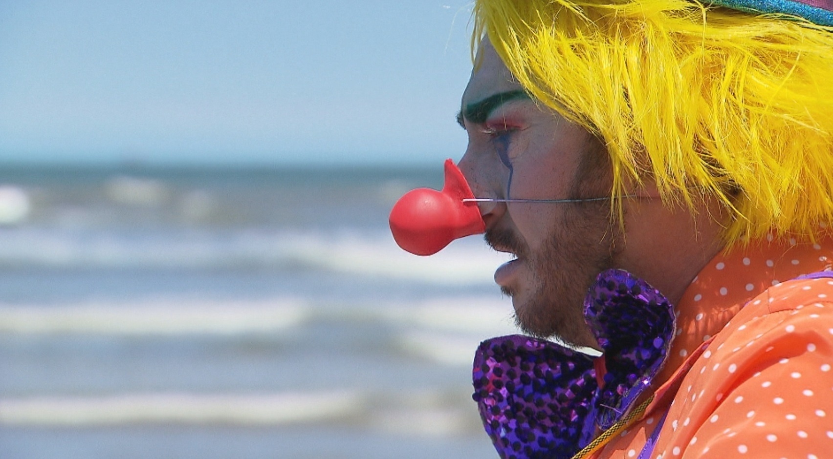 23.out.2016 - Palhaços "atacam" banhistas com tortas na cara em pegadinha do "Programa Silvio Santos" - Divulgação/SBT