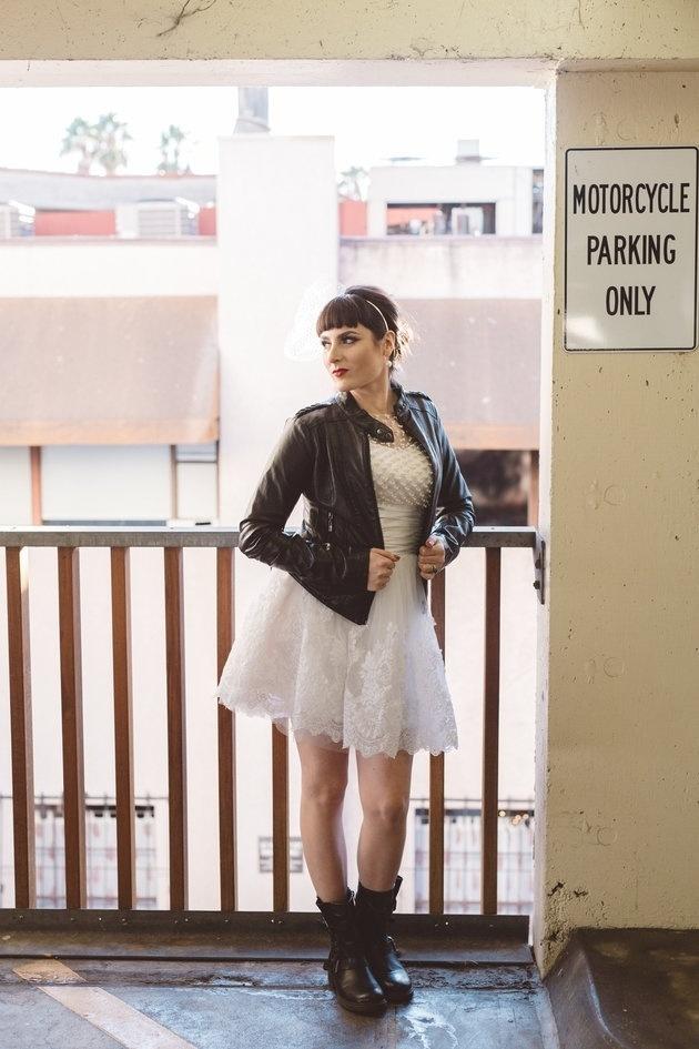 Inspiração para usar jaqueta de couro com o vestido de noiva - Divulgação/Anna Delores Photography