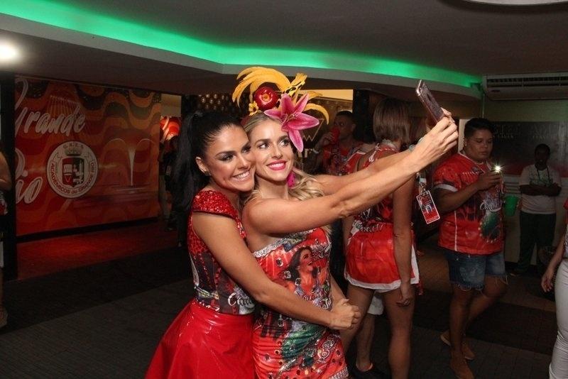 Rainha de bateria da Grande Rio, Paloma Bernardi posa para selfie com Monique Alfradique - AgNews