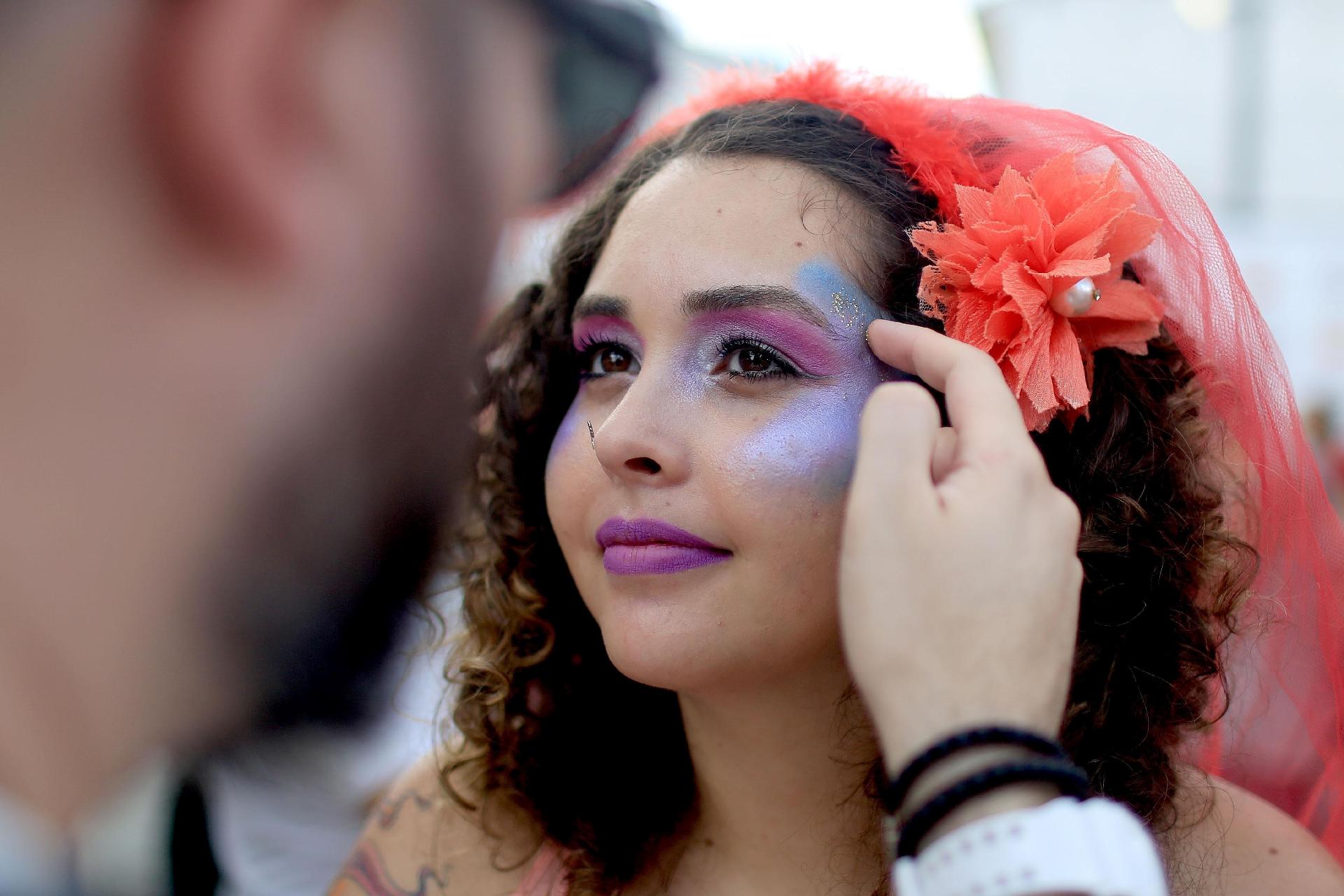 Não faltou maquiagem com glitter, um dos hits do Carnaval 2017 - Ricardo Matsukawa/UOL