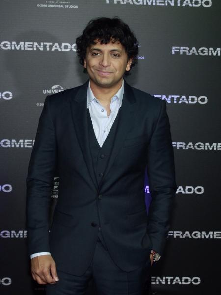 O diretor M. Night Shyamalan passa pelo tapete vermelho da pré-estreia de "Fragmentado" em shopping de São Paulo - Amauri Nehn/Brazil News