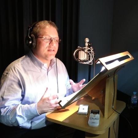 O médico infectologista Jean Carlo Gorinchteyn, do Hospital Emílio Ribas, narra o documentário "Mosquito: Uma Ameaça no Ar" - Divulgação  - Divulgação 