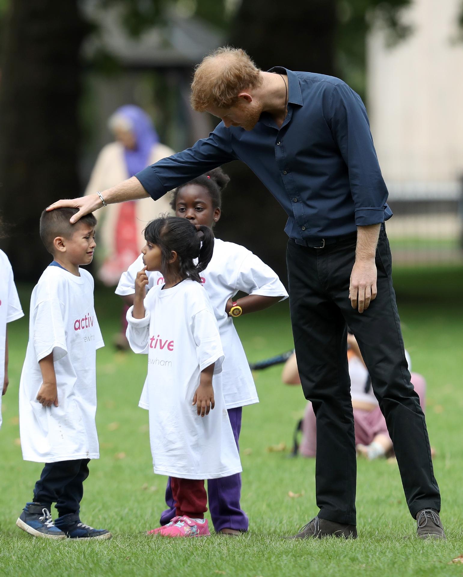 Príncipe Harry brinca com crianças durante a campanha Fit and Fed, em Londres - Stefan Rousseau/WPA Pool/Getty Images