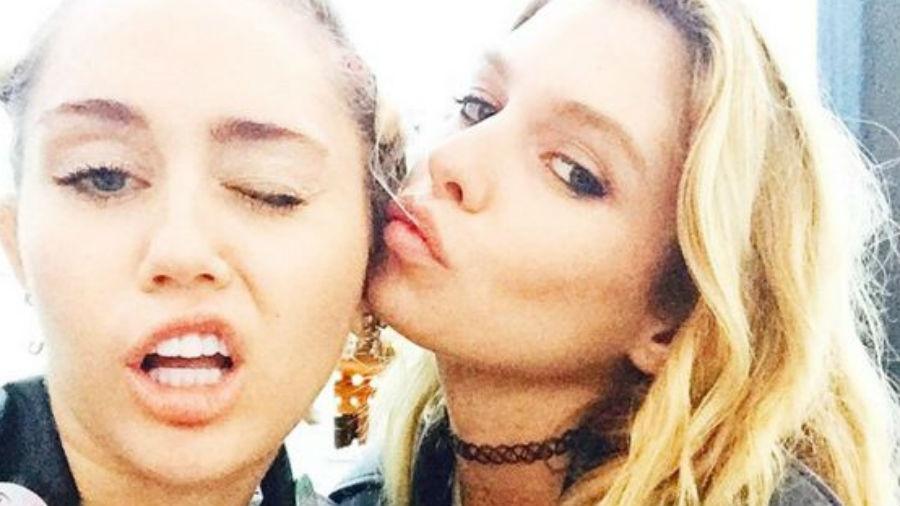 Miley Cyrus com Stella Maxwell, sua ex-namorada; as duas tiveram fotos íntimas vazadas - Reprodução/Instagram