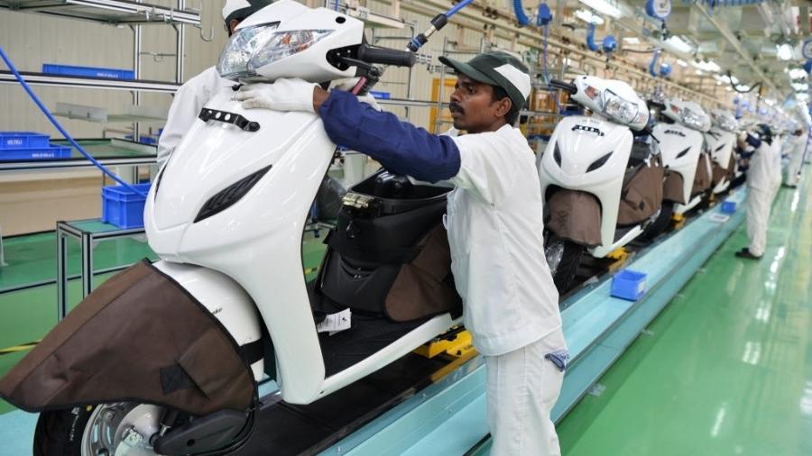 Fábrica de motocicletas da Honda em Bengaluru, na Índia: só a marca japonesa vendeu 6 milhões de motos no gigante asiático, quase sete vezes mais que o mercado brasileiro inteiro. E olha que ela sequer é a líder... - Manjunath Kiran/AFP