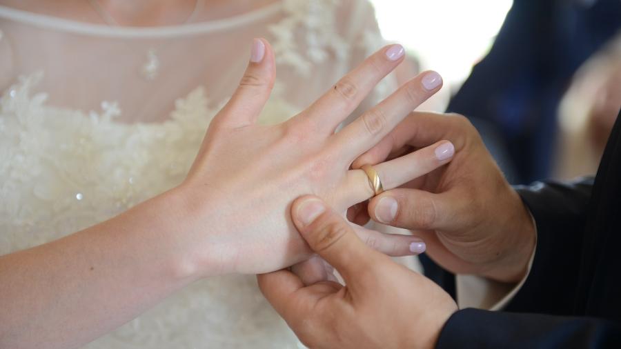 Casamento, aliança, noivos, getty - Getty Images