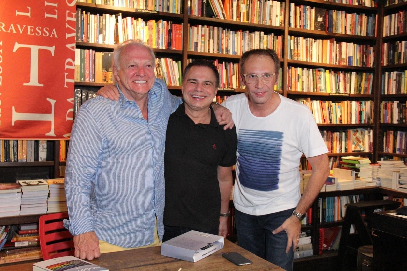 O autor Ricardo Linhares no lançamento da "Biografia de Televisão Brasileira", dos jornalistas Flávio Ricco e José Armando Vannucci, no Rio - Wallace Barbosa/AgNews