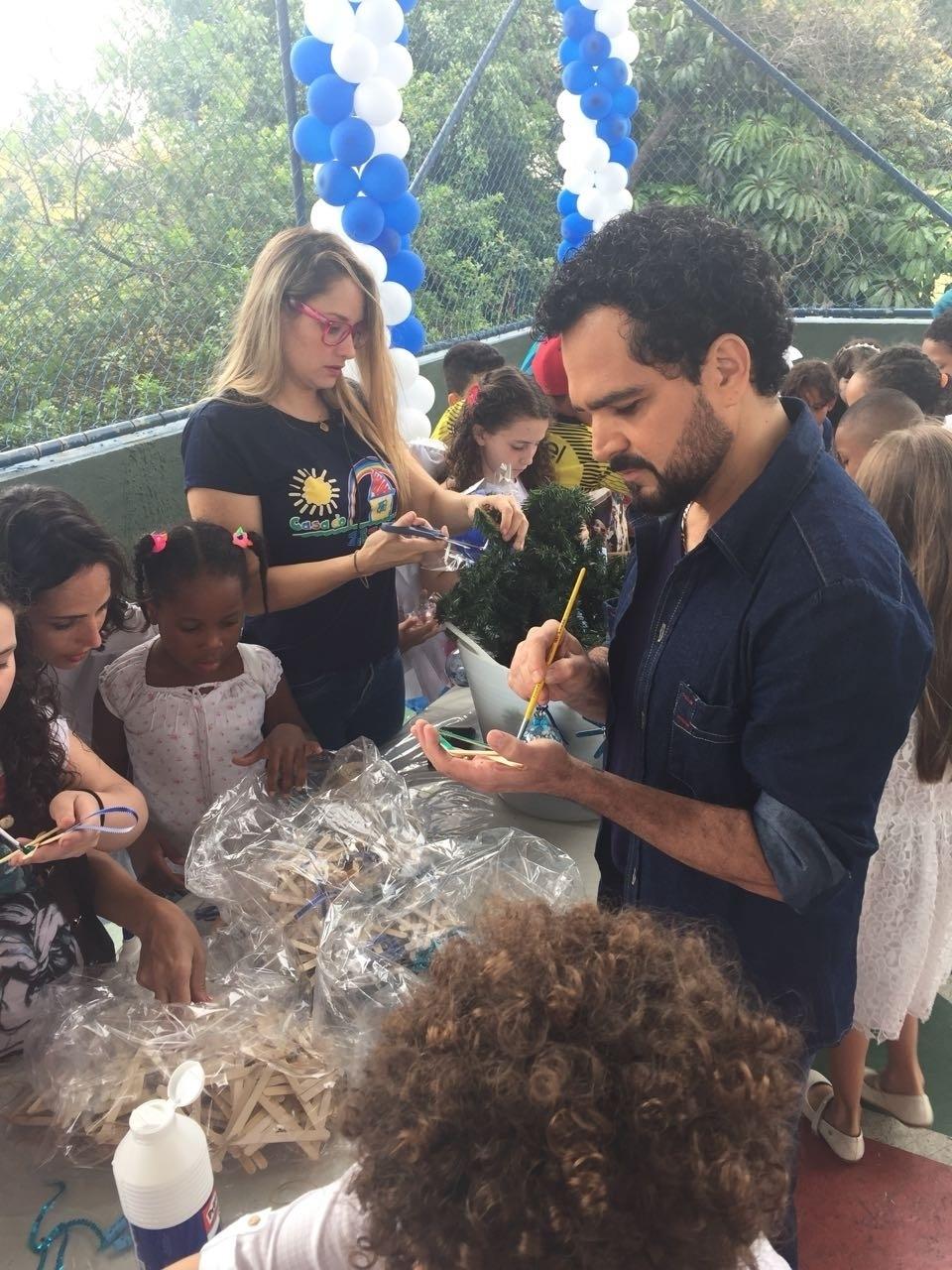 Luciano ajuda crianças da Casa de Zezinho produzir enfeites de Natal - Divulgação