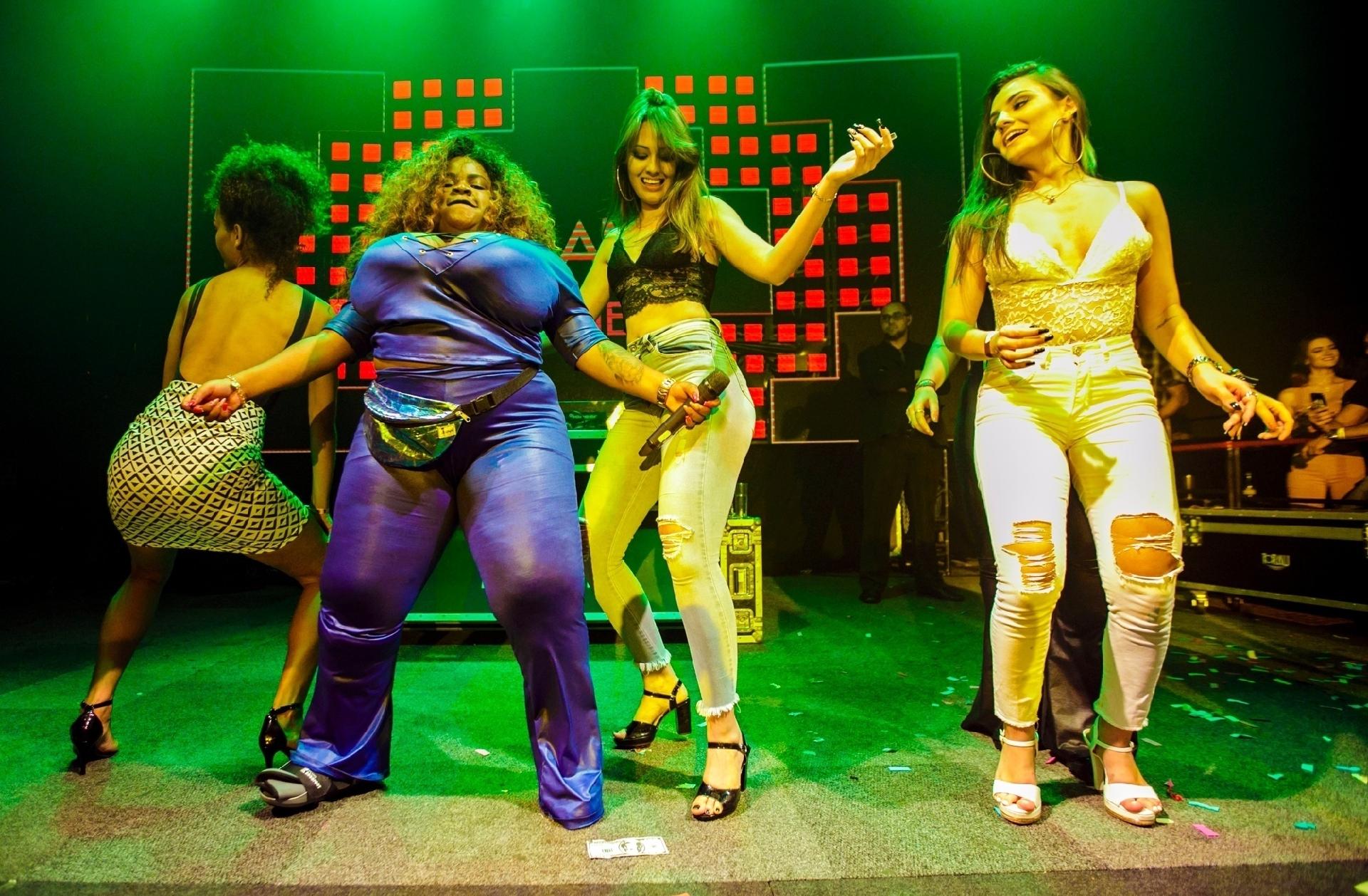 Fãs sobem ao palco para dançar com Jojo Todynho no Villa Mix, em São Paulo - Mariana Pekin/UOL