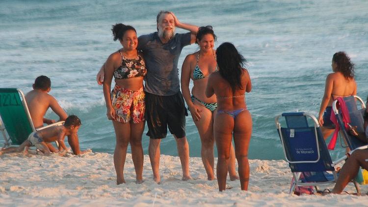 Fábio Assunção tira foto com fãs em praia do Rio de Janeiro - Brazil News - Brazil News