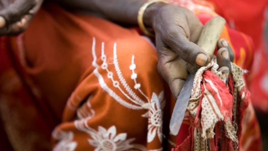 Na maioria das tribos onde a prática perdura, garotas têm o clítoris e/ou outras partes da vulva removidos à faca - Unicef