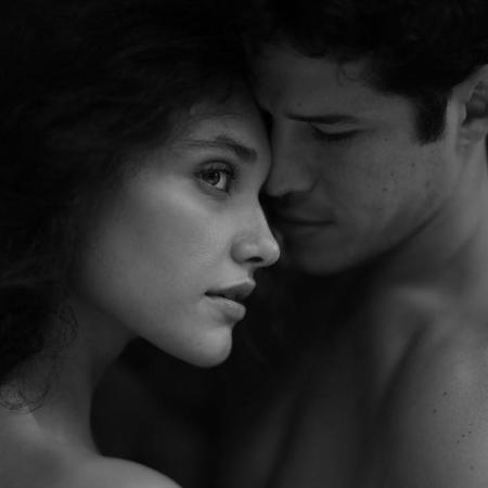 Débora Nascimento e José Loreto, em ensaio sensual publicado pelo ator - Reprodução/Instagram