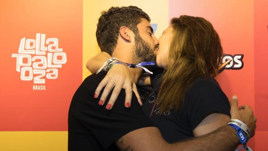 Luana Piovani e o marido, pedro Scooby, se beijam durante o Lollapalooza - Divulgação/Felipe Panfili