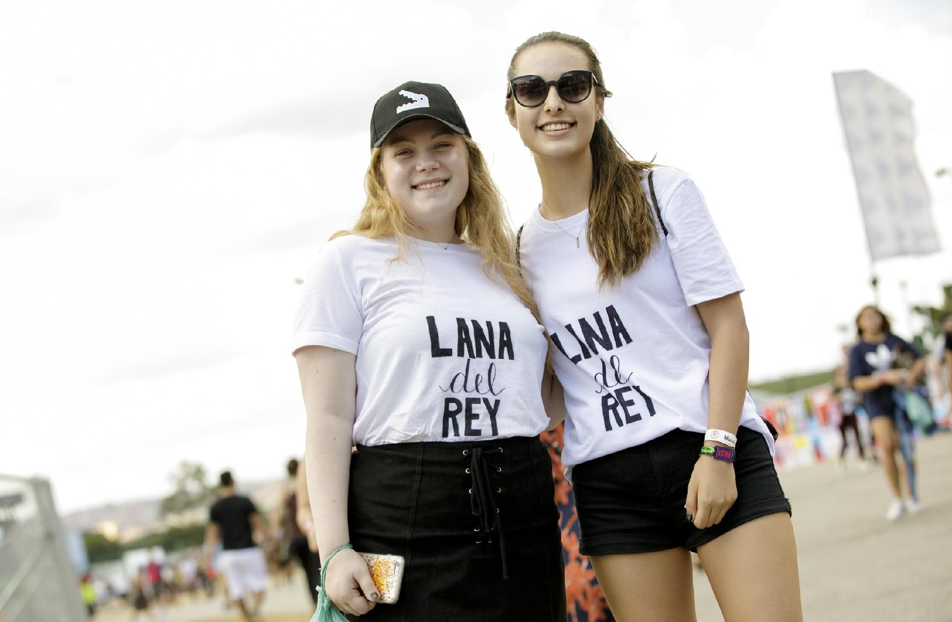 As amigas Ana Laura e Ingrid aguardam show de Lana Del Rey no Lollapalooza Brasil 2018 - Mariana Pekin/UOL