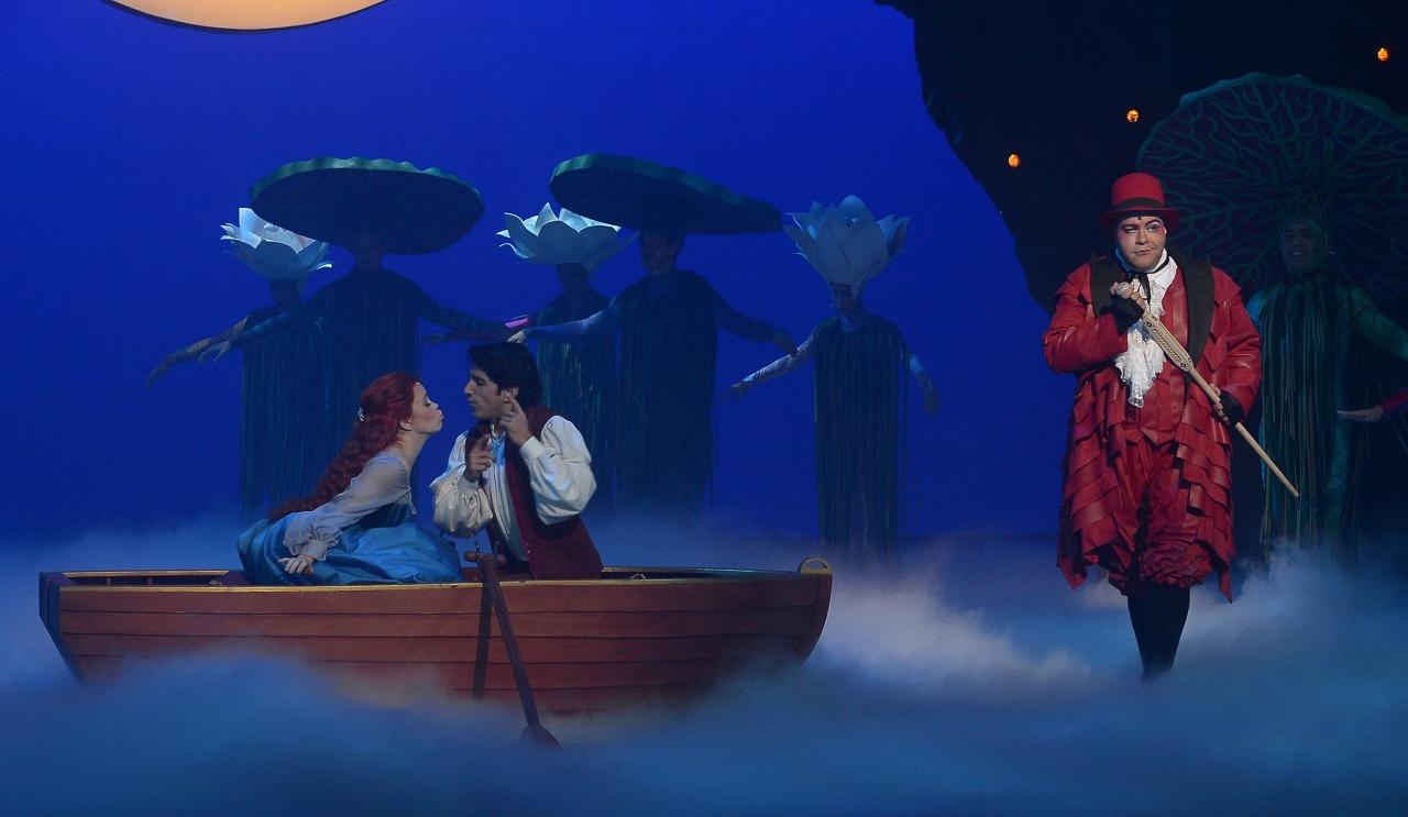 Fabi Bang (Ariel), Rodrigo Negrini (Eric) e Tiago Abravanel (Sebastião) em cena de "A Pequena Sereia" - Francisco Cepeda/AgNews