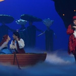 Fabi Bang (Ariel), Rodrigo Negrini (Eric) e Tiago Abravanel (Sebastião) em cena de "A Pequena Sereia" - Francisco Cepeda/AgNews