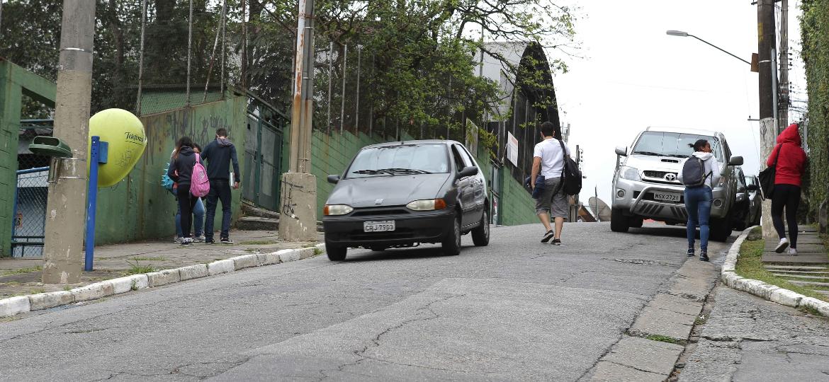 Fiat Palio desce ladeira de Perdizes, na zona Oeste de São Paulo (SP): é melhor engrenado ou na "banguela"? - Rivaldo Gomes/Folhapress