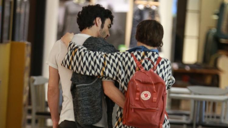 Caio Blat e Luisa Arraes passeam abraçadinhos em shopping da zona sul do Rio - Ag.News - Ag.News