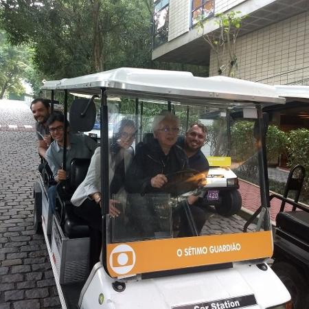 Aguinaldo Silva dirige carrinho nos Estúdios Globo com equipe de "O Sétimo Guardião" - Reprodução/Facebook - Reprodução/Facebook