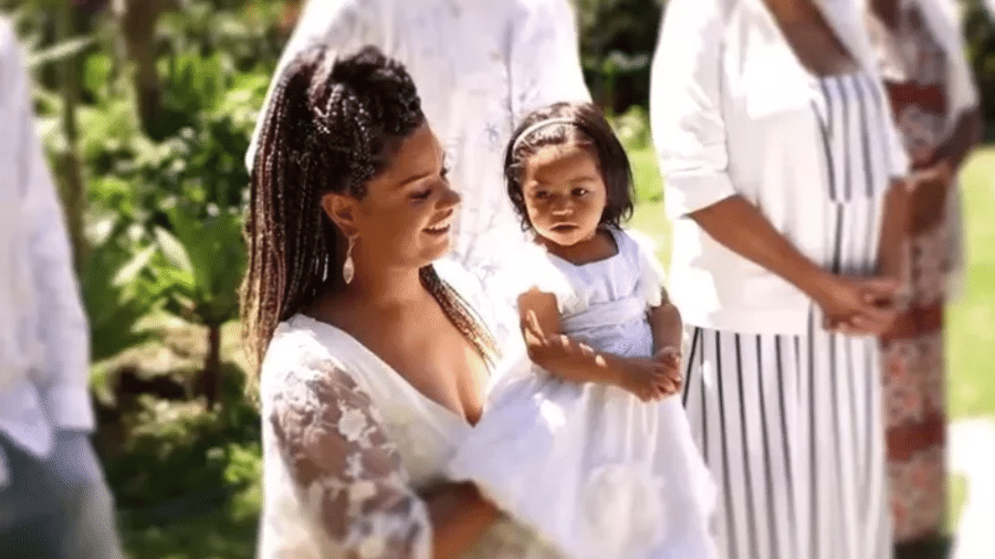 Juliana Alves com a filha, Yolanda, de 1 ano, durante seu batizado - Reprodução/Instagram
