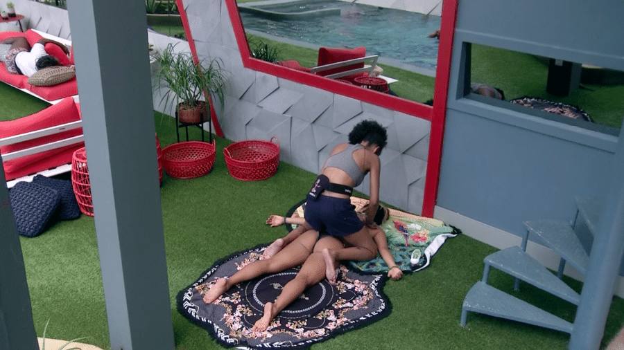 Gabriela faz massagem em Carol Peixinho - Reprodução/GloboPlay