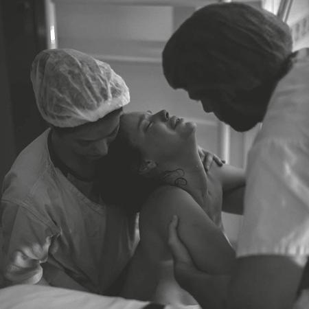Laura Neiva dividiu uma foto do parto com seus seguidores - Reprodução / Instagram