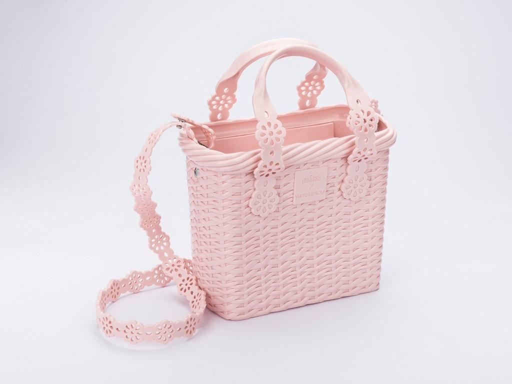 Melissa lança parceria com Viktor&Rolf durante semana de moda de Paris ...