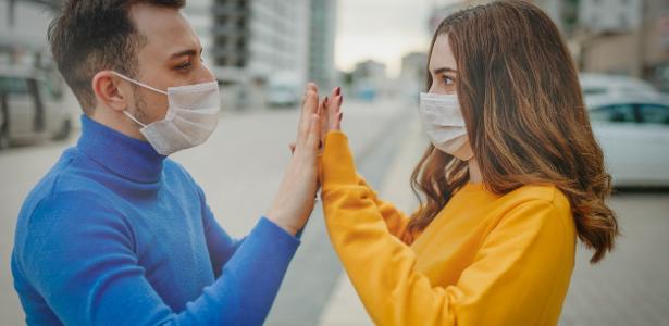 Casal com máscaras coronavírus