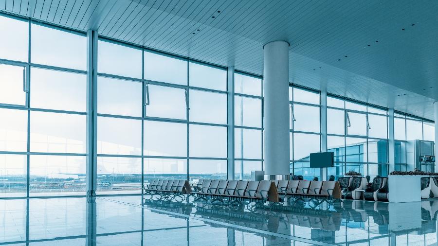 Terminal de aeroporto vazio em tempos de coronavírus - Getty Images/iStockphoto