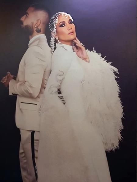 Jennifer Lopez (à frente) com Maluma em foto promocional de "Marry Me" - Reprodução/IMDb