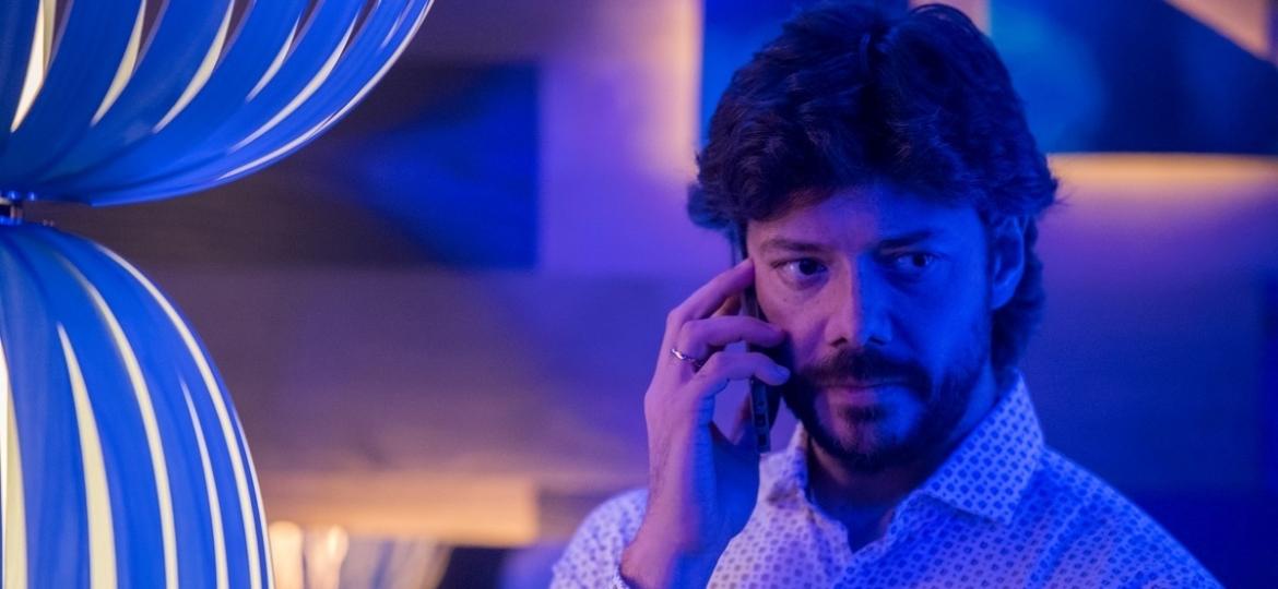 Álvaro Morte na segunda temporada de "O Píer", exibida no Brasil pelo Lifetime - Divulgação