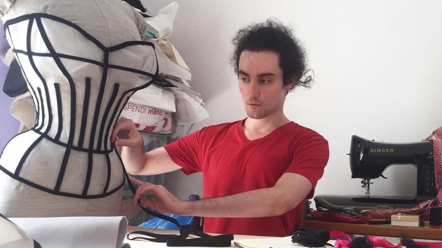 Dario Princiotta é um estilista italiano amante de espartilhos bem apertados - Reprodução/Instagram