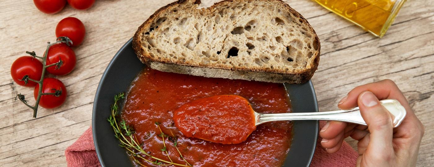 Uma tradicional sopa com tomates assados passou por gerações e combinou como molho para massas - Mariana Pekin/UOL