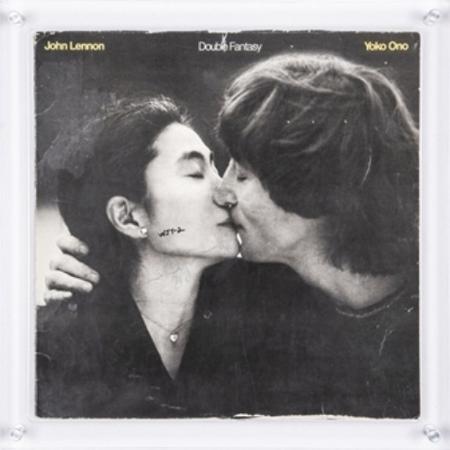 Álbum que John Lennon autografou para homem que o assassinou vai a leilão - Reprodução/Goldin Auctions