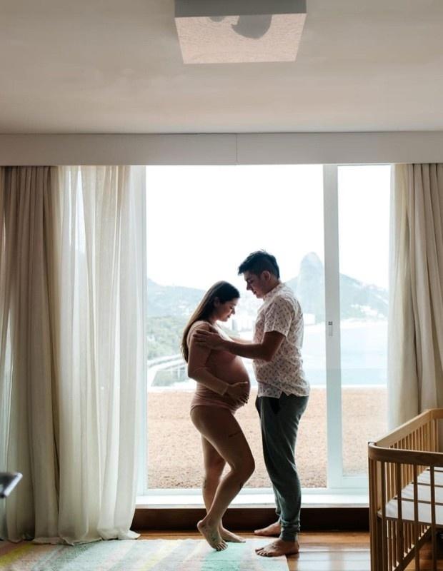 Adnet posa ao lado da esposa, Patrícia Cardoso, grávida de 9 meses